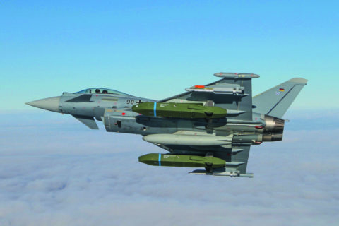 Immer wieder sind Eurofighter mit Schallgeschwindigkeit unterwegs. Bei Überschall beträgt die Geschwindigkeit mehr 330 Meter pro Sekunde, also 1188 Kilometer pro Stunde.