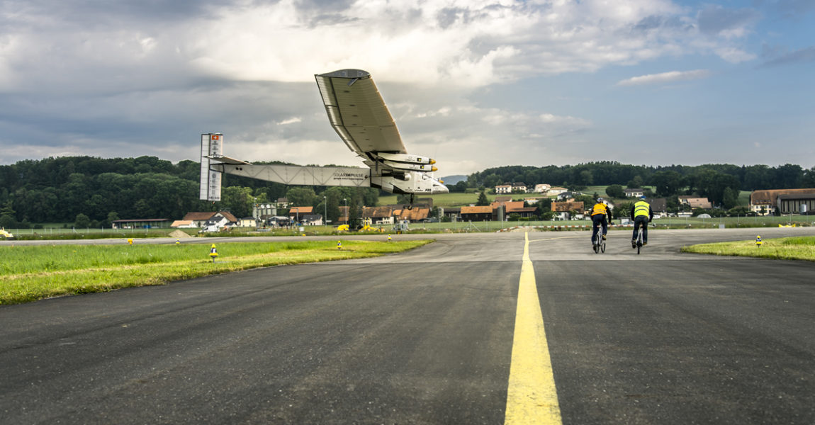 Solar Impulse 2 bei der Landung nach dem Erstflug. (Foto: Anna Pizzolante)