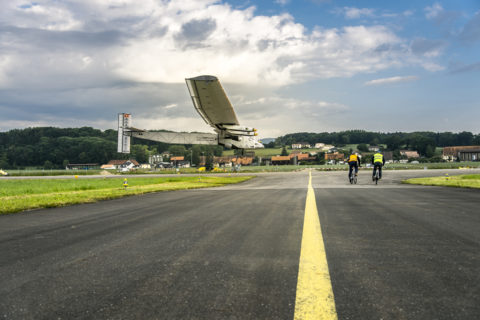 Solar Impulse 2 bei der Landung nach dem Erstflug. (Foto: Anna Pizzolante)
