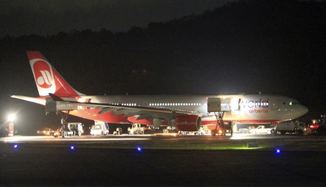 Nach der Notlandung auf der thailändischen Ferieninsel wird das Flugzeug repariert. Foto: Yongyot Pruksarak, dpa