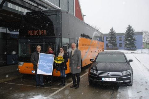 Sara Massoud (2.v.r.) und Dania Hassan durften mit der VIP-Limousine nach München fahren. Foto: Allgäu Airport