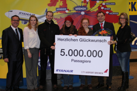Fünfmillionster Ryanair-Fluggast ab Bremen: Miriam Kuhlmann (3. v. r.) (Foto: City-Airport Bremen)
