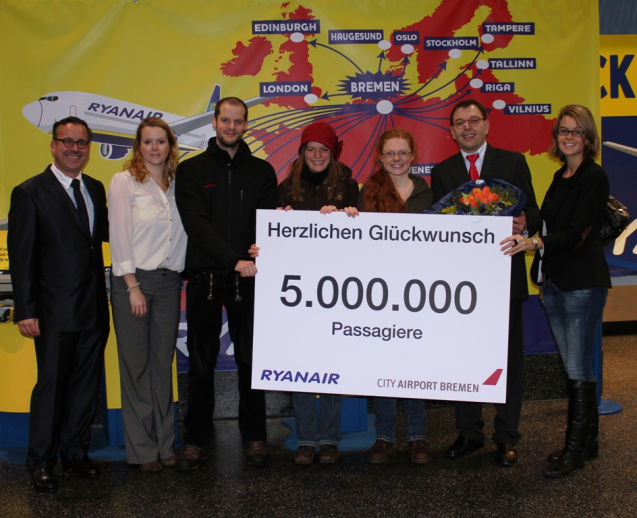 Fünfmillionster Ryanair-Fluggast ab Bremen: Miriam Kuhlmann (3. v. r.) (Foto: City-Airport Bremen)