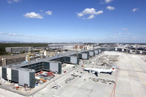 Testpassagiere sollen den neuen Flugsteig vor seiner Eröffnung im Oktober prüfen. Foto: Stefan Rebscher/ Fraport