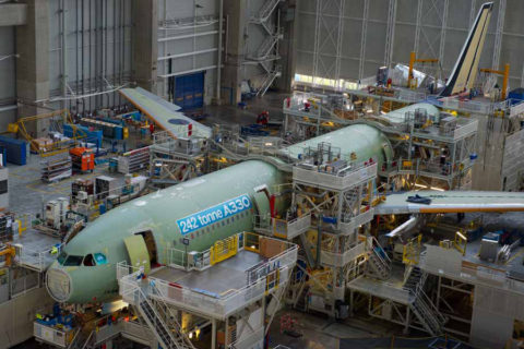 Die erste A330 mit 242 Tonnen Abfluggewicht in der Endmontage in Toulouse. (Foto: Airbus SAS)