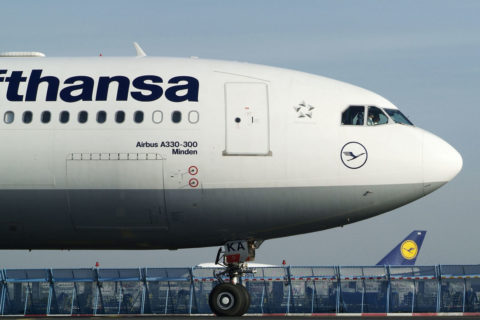 Lufthansa will die Kosten senken - das bekommen auch die gut bezahlten Piloten zu spüren. Nach dem massiven Streik der Kapitäne im April eskalierte der Konflikt erneut. Jetzt wollen sich beide Seiten noch einmal zusammensetzen. Foto: Lufthansa