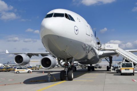 Rund 4000 Kilogramm wurden aus dem Langstreckenjet geräumt. Foto: Ingrid Friedl, Lufthansa