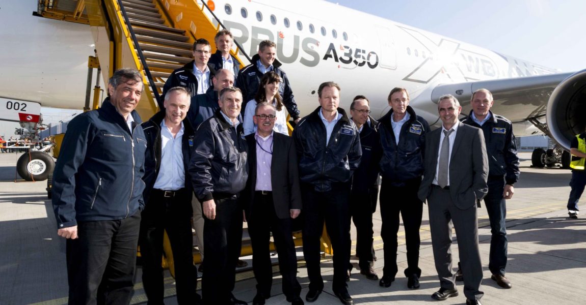 Die Testmannschaft nach der Landung: Wolfgang Absmeier (Bildmitte) und sein Kollege Frank Chapman flogen die A350 nach Finkenwerder. (Foto: Airbus/M. Lindner)