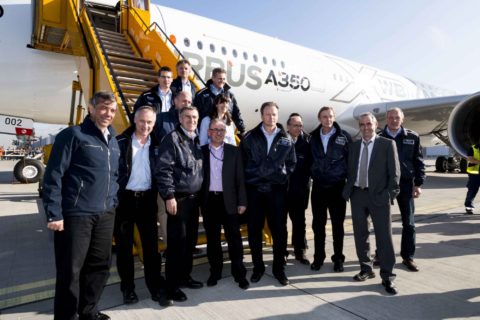 Die Testmannschaft nach der Landung: Wolfgang Absmeier (Bildmitte) und sein Kollege Frank Chapman flogen die A350 nach Finkenwerder. (Foto: Airbus/M. Lindner)
