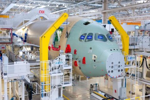 Eine neue Bohrtechnik für die Tragflächen verzögert die Auslieferung der A350 um ein halbes Jahr. Foto: Airbus