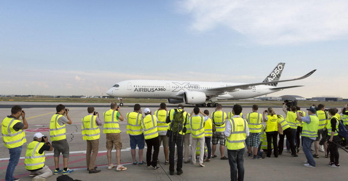 Zahlreiche Fotografen erwarteten die Ankunft der A350-900 in Frankfurt. (Foto: Airbus)