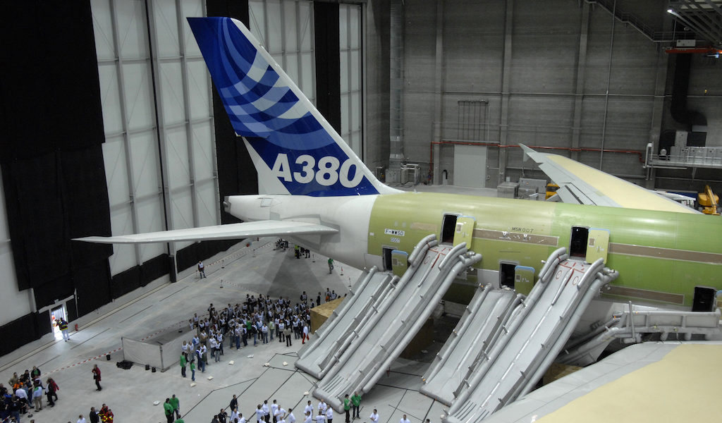 Beim Test der Evakuierung des Airbus A380 (MSN 7) müssen alle Passagiere innerhalb von 90 Sekunden das Flugzeug verlassen. Bild: Airbus Industries