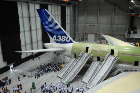 Beim Test der Evakuierung des Airbus A380 (MSN 7) müssen alle Passagiere innerhalb von 90 Sekunden das Flugzeug verlassen. Bild: Airbus Industries