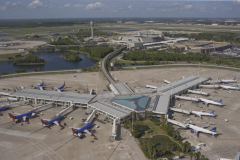 „Airside 2“ wurde als letztes der vier Abfluggebäude im Jahr 2000 eröffnet. Southwest Airlines, mit einem Marktanteil von gut 26 Prozent wichtigste Airline vor Ort, hat hier ihren Platz gefunden. Bild: Orlando Airport