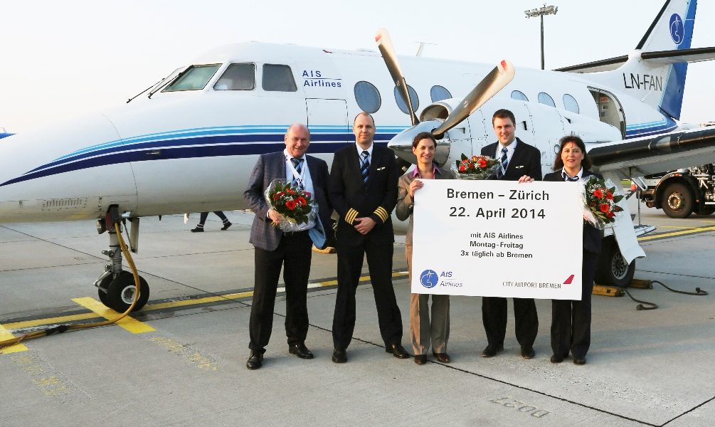 Vor dem Erstflug gab es für die Crew der Maschine Blumensträuße vom Flughafen Bremen. Bild: AIS Airlines