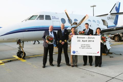 Vor dem Erstflug gab es für die Crew der Maschine Blumensträuße vom Flughafen Bremen. Bild: AIS Airlines