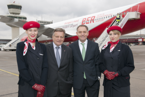 Air Berlin CEO Hartmut Mehdorn und Flughafenchef Prof. Dr. Rainer Schwarz vor dem Air Berlin Airbus A330 im BER-Design; Foto: airberlin / Flughafen Berlin Brandenburg
