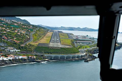 Der Flughafen Madeira trägt jetzt den Beinamen Cristiano Ronaldo. Vogelbeauftragter Lorenzo beugt vor Ort etwaigem Vogelschlag vor .
