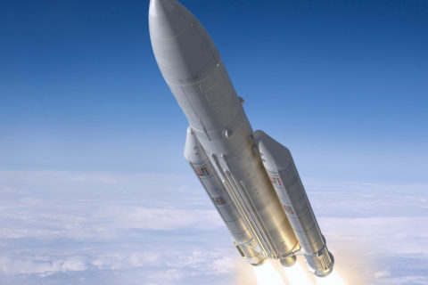 Vorschlag des DLR: Kostenreduktion durch Nutzung der Technologie wie sie bei der Schwerlastrakete Ariane 5 zum Einsatz kommt. Bild: Shutterstock