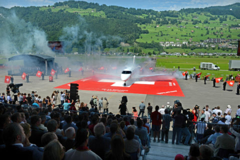 Rund 35.000 Besucher waren Anfang August nach Stans im Kanton Nidwalden gekommen, um den Rollout der PC-24, das 75-jährige Bestehen von Pilatus und den Schweizer Nationalfeiertag zu zelebrieren.