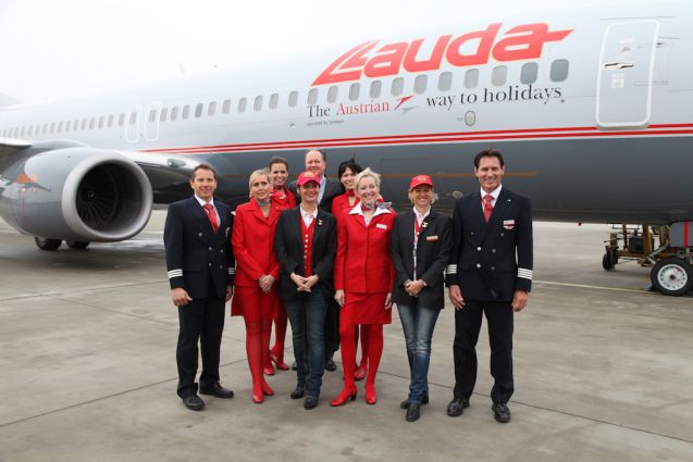 Austrian CEO Jaan Albrecht mit der Austrian Crew vor der letzten B737 im Lauda Air Design. Foto: Austrian