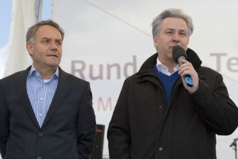 Reiner Schwarz (links), hier noch im Amt, klagt auf Fortzahlung seiner Bezüge. Foto: Berliner Flughäfen
