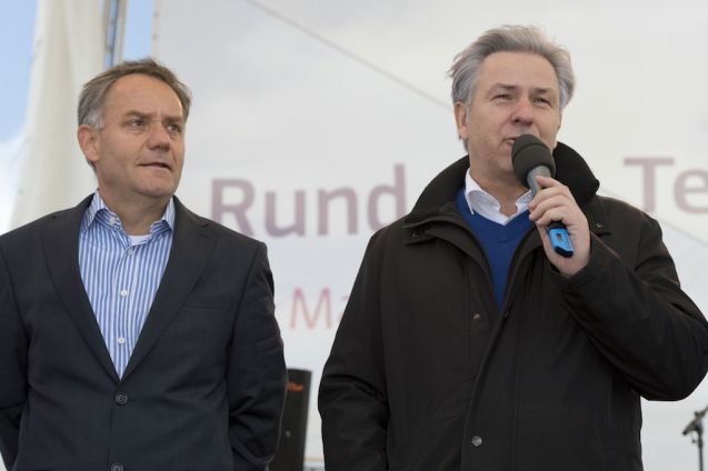 Reiner Schwarz (links), hier noch im Amt, klagt auf Fortzahlung seiner Bezüge. Foto: Berliner Flughäfen