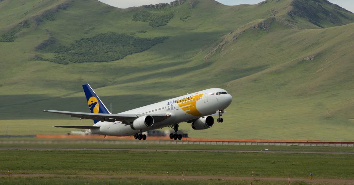 Ulaanbaatar Airport, der einzige internationale Flughafens der Mongolei, liegt inmitten grüner Hügel und Täler. Bild: Dietmar Plath