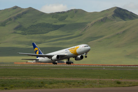 Ulaanbaatar Airport, der einzige internationale Flughafens der Mongolei, liegt inmitten grüner Hügel und Täler. Bild: Dietmar Plath