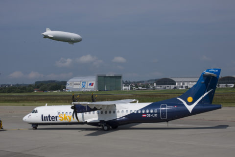 Luftschiffe und die österreichische Regionalfluggesellschaft InterSky (im Bild mit einer ATR 72-600) zählen am Flughafen Friedrichshafen zum gewohnten Bild. Bild: Dietmar Plath