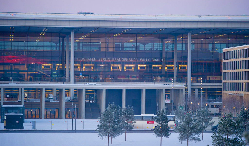 Der BER kommt einfach nicht aus den Schlagzeilen. In diesem Fall geht es um Korruption. Foto: Patrick Pleul, dpa