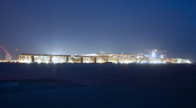 Terminal des Flughafens Berlin Brandenburg bei Nacht; Foto: Marion Schmieding / Alexander Obst / BER