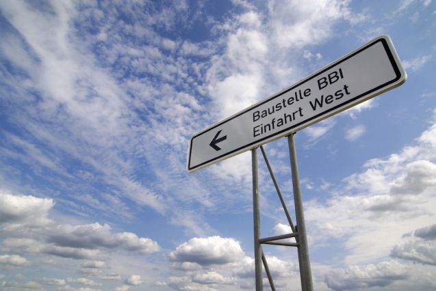 Wegweiser nach BER; Bild: Flughafen Berlin Brandenburg / Marion Schmieding / Alexander Obst