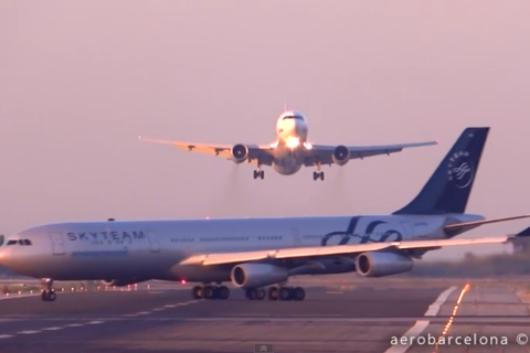 Auf einer Piste kommen sich ein landendes und ein rollendes Flugzeug gefährlich nah. Foto: Aerobarcelona.com