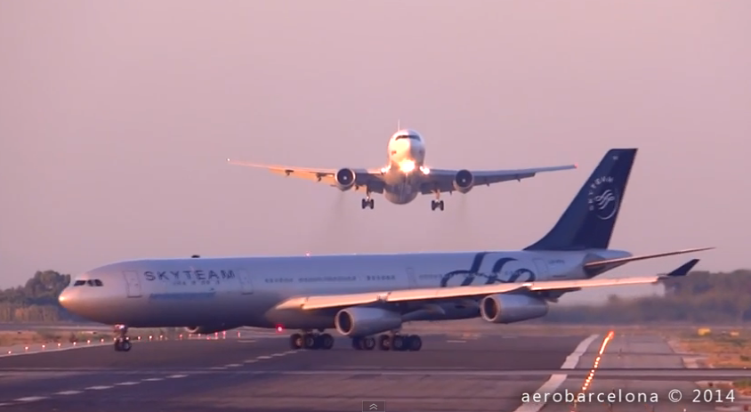 Auf einer Piste kommen sich ein landendes und ein rollendes Flugzeug gefährlich nah. Foto: Aerobarcelona.com