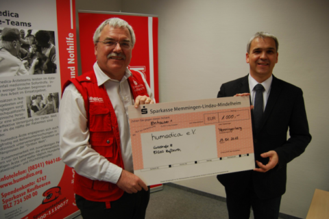 Überreichung des Schecks; Allgäu Airport Geschäftsführer Ralf Schmid (rechts) Wolfgang Groß, Geschäftsführer humedcia. Die Spende entstammt dem Erlös einer Tombola während der Weihnachtsfeier der Airport-Mitarbeiter. Bild: Allgäu Airport