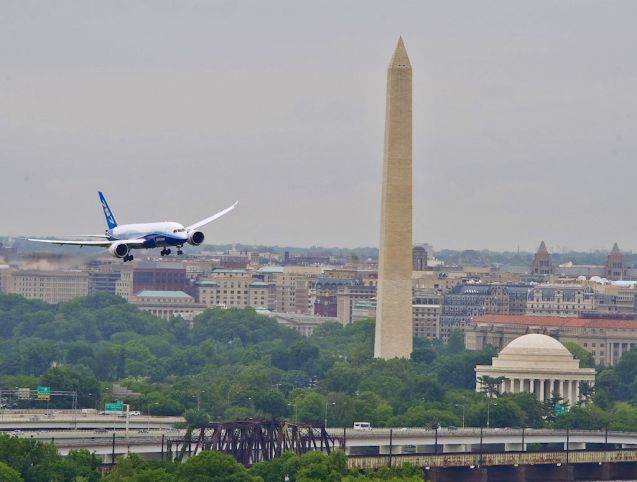 Bis der «Dreamliner» wieder starten darf, müssen die Passagiere mit anderen Maschinen vorlieb nehmen. Foto: Boeing