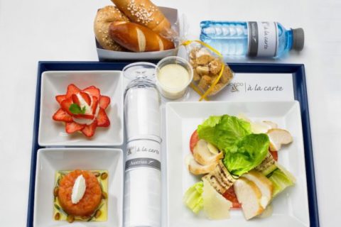 Der Caesar’s salad ist eines der á-la-Carte Menüs, die Economy Class-Gäste hinzubuchen können. Foto: Austrian Airlines