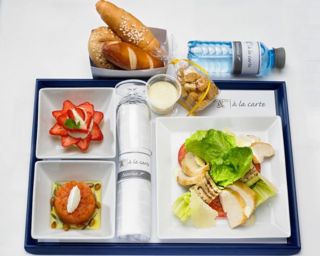 Der Caesar’s salad ist eines der á-la-Carte Menüs, die Economy Class-Gäste hinzubuchen können. Foto: Austrian Airlines