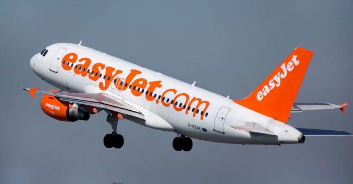 Der britische Billigflieger easyJet hat trotz einer kräftigen Erholung der Nachfrage im Weihnachtsquartal erneut rote Zahlen geschrieben.