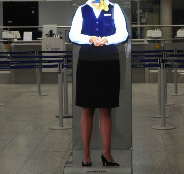 Virtuelle Assistentin beim Check-in (Bild: Condor / Helmut Ascher)