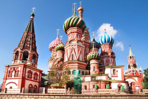 Die Basilius-Kathedrale ist nur eine der vielen Sehenswürdigkeiten in Moskau. Foto: Shutterstock