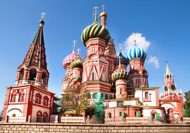 Die Basilius-Kathedrale ist nur eine der vielen Sehenswürdigkeiten in Moskau. Foto: Shutterstock