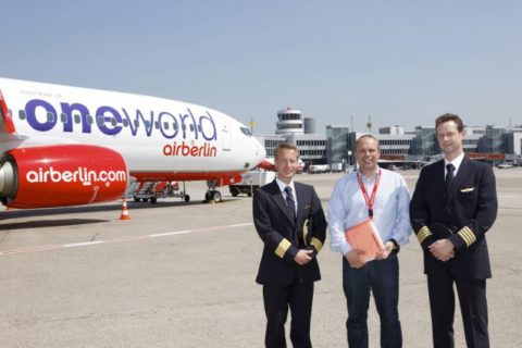 Air Berlin Boeing 737-800 mit oneworld-Lackierung ist startbereit. Foto Air Berlin