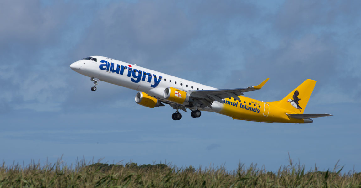 Aurigny Air Services hat im Juli ihre erste Embraer 195 für Flüge nach London Gatwick in Betrieb genommen und gleichzeitig ihre neue Lackierung vorgestellt, sie trägt die Registrierung G-NSEY. Foto: Dietmar Plath