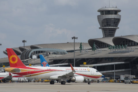 Der Flughafen Qingdao verfügt über 14 Fluggastbrücken. Davon werden drei ausschließlich für internationale Flüge und eine sowohl für grenzüberschreitende als auch für Inlandsverbindungen genutzt. Bild: Dietmar Plath