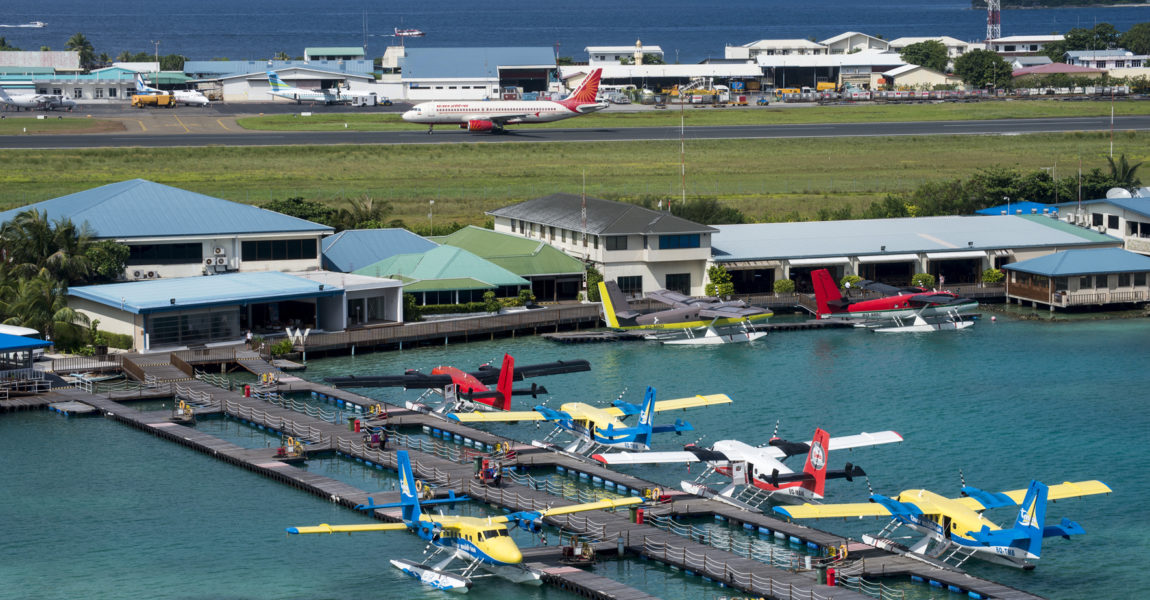 Die Terminals des Wasserflughafens befinden sich auf der Ostseite der Piste 18/36 des Flughafens von Malé. Zwar ist das Land, auf dem sie stehen, geleast, die Gebäude selbst gehören jedoch TMA. Bild: Dietmar Plath
