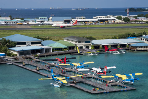 Die Terminals des Wasserflughafens befinden sich auf der Ostseite der Piste 18/36 des Flughafens von Malé. Zwar ist das Land, auf dem sie stehen, geleast, die Gebäude selbst gehören jedoch TMA. Bild: Dietmar Plath