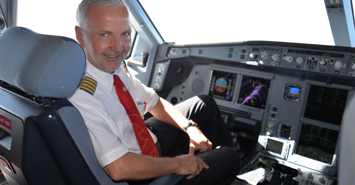 Karl Kistler an seinem Arbeitsplatz, dem Cockpit einer A330-300 der schweizerischen Edelweiss Air, deren CEO er lange Jahre war. Bild: Dietmar Plath