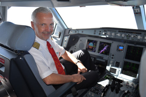 Karl Kistler an seinem Arbeitsplatz, dem Cockpit einer A330-300 der schweizerischen Edelweiss Air, deren CEO er lange Jahre war. Bild: Dietmar Plath